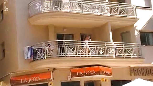 kostenlose Auf einer belebten Straße schrieb ich Kleidung, zog mich im gratis sex filme hd Garten um